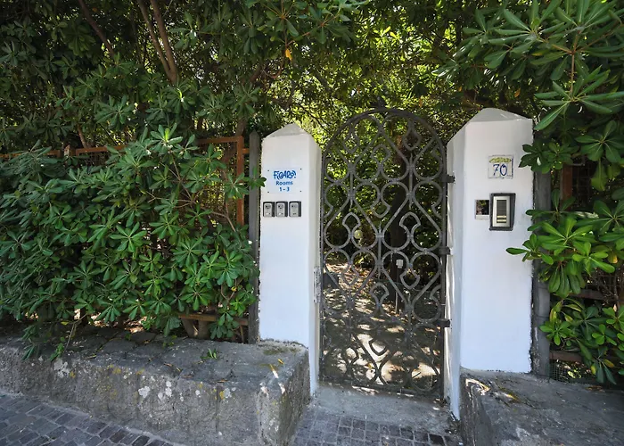 Casa de hóspedes Figaro - *