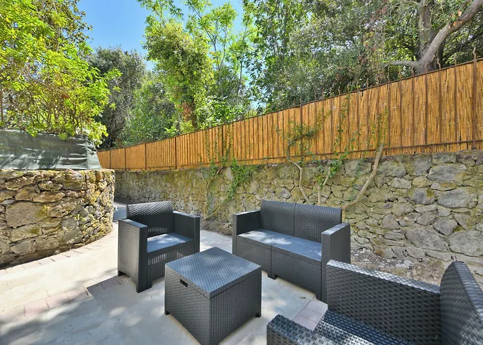 Casa de hóspedes Figaro - *