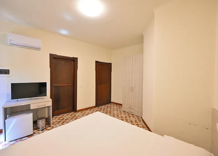 Casa de hóspedes Figaro - *